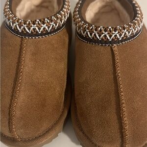 UGG® Tasman II Slipper - Toddler /
Little Kid - Chestnut SIZE 10